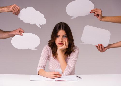 жінка сидить за столом