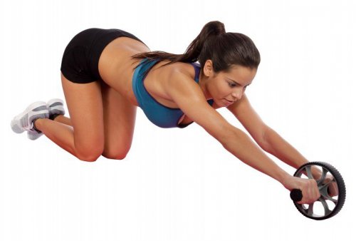 дівчина виконує вправу з колесом щоб позбутися жиру на животі