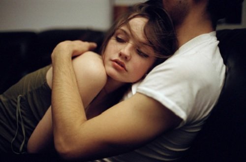 чоловік обіймає дівчину