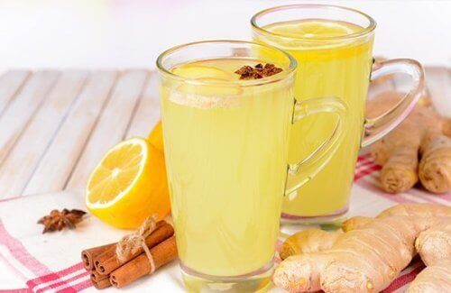 лимонад з корицею та імбиром у склянках