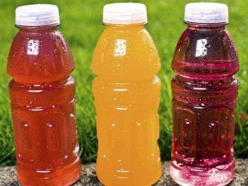 напої різного кольору з пластикових пляшках