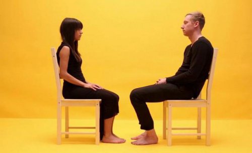 чоловік сидить на стільці навпроти жінки