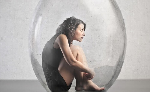 дівчина відчуває страх