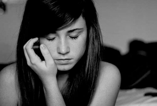 дівчина з заплющеними оччима