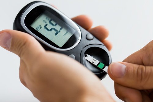 вимірювання глюкози крові за допомогою глюкометра
