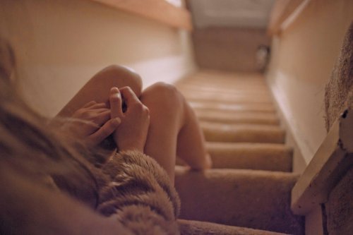 жінка сидить на сходах
