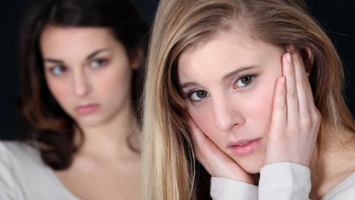 дві дівчини