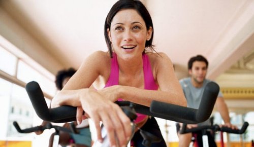 дівчина в спортзалі