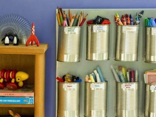 у бляшанках можна зберігати ручки та олівці