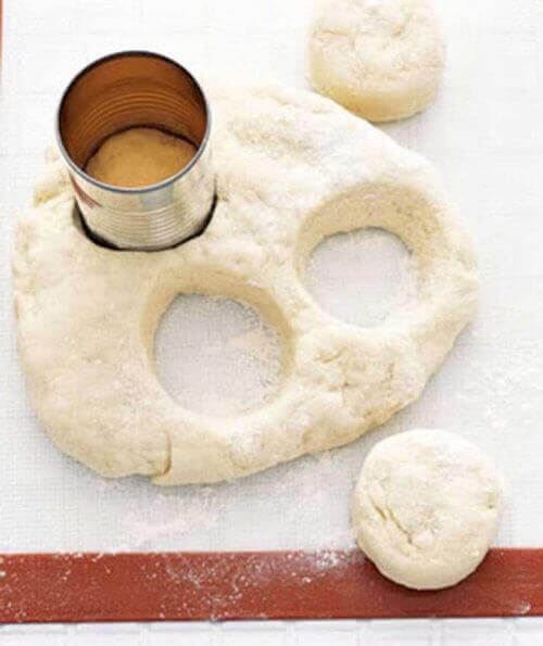 бляшанки можна використати для вирізання печива