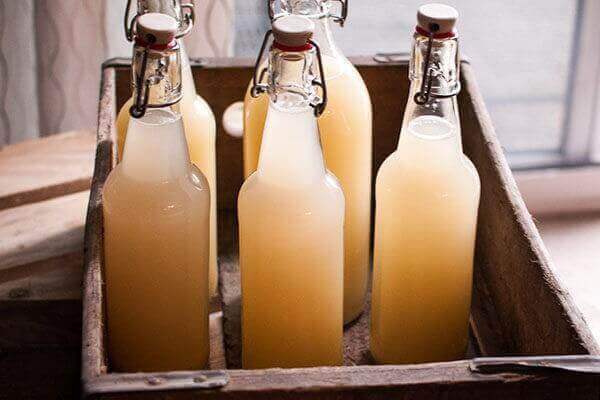 склянні контейнери з імбирним сропом