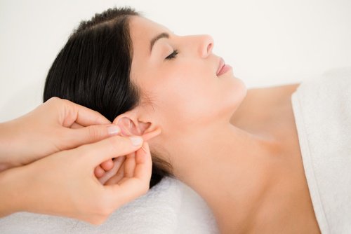 масаж вуха
