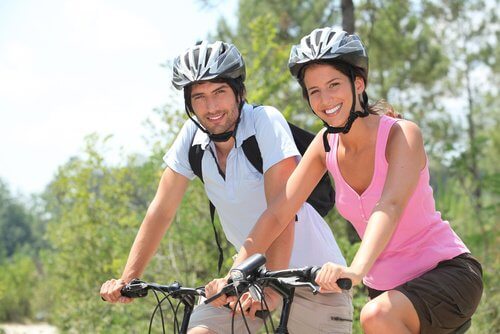 чоловік і жінка на велосипедах