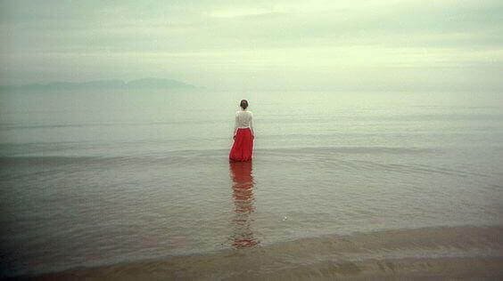 дівчина стоїть в морі