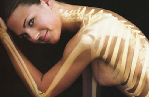 жінка з намальованими кістками