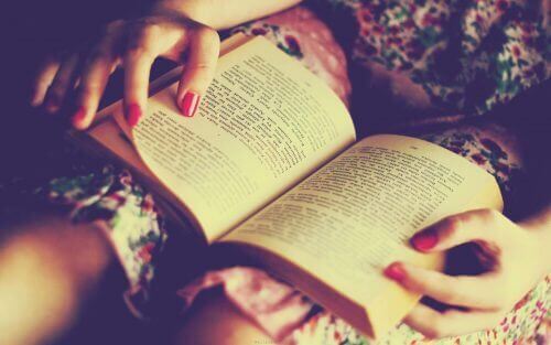 підліток читає книгу