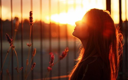 захід сонця і дівчина