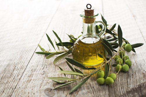 оливкова олія, щоб зробити вії довшими