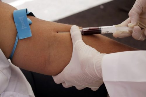 медпрацівник бере кров для аналізу