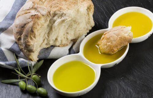 оливкова олія в тарілочках