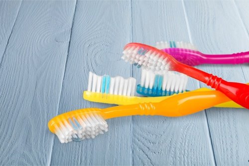 зубні щітки, щоб позбутися пилу