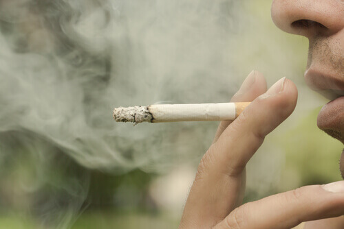 куріння спричиняє кровоточивість ясен