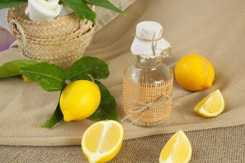 жовті плями на білому одязі: виведення за допомогою лимону та солі