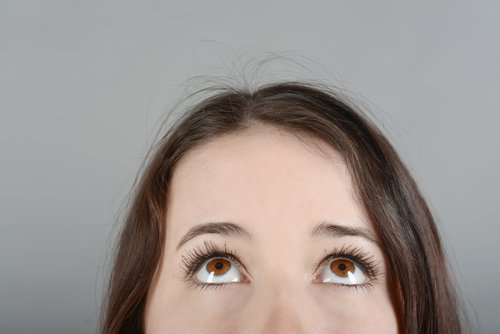 дівчина дивиться вгору