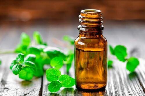 ефірна олія у флаконі