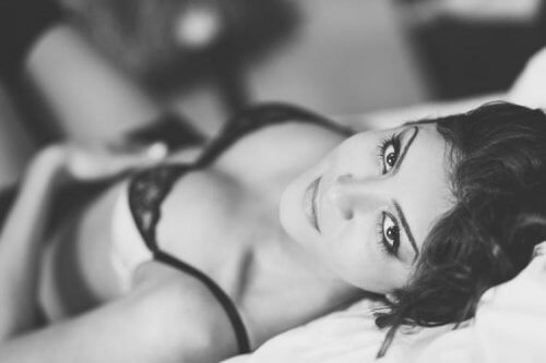 жінка в білизні