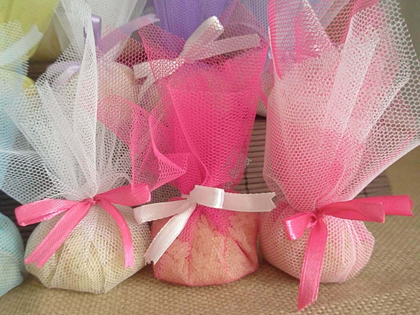 рисові зерна, щоб побороти неприємний запах у шафі