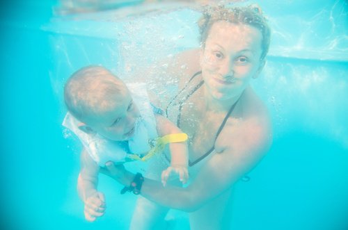 дитина з мамою в басейні
