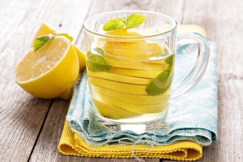 лимонна вода від здуття живота