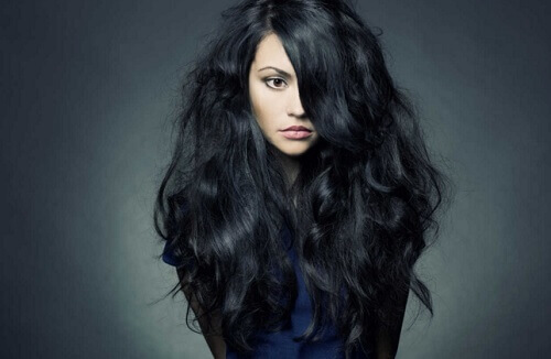 дівчина з темним хвилястим волоссям