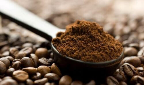 кавові зерна та їх вплив на сиве волосся