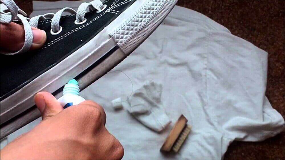 зубна паста поверне кросівкам білий колір