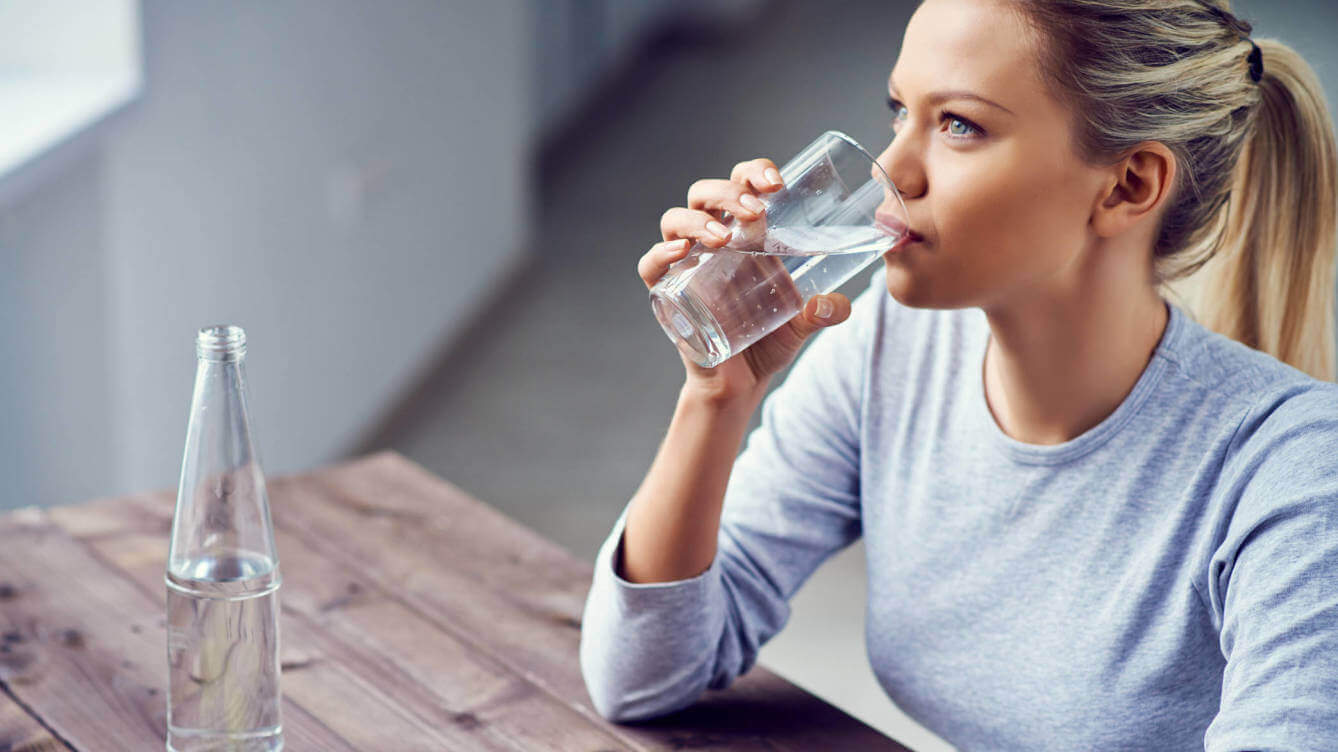 вода допоможе зменшити біль у нирках