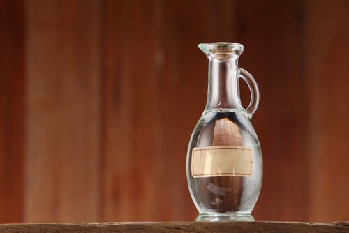 Оцет та спирт для чищення вух