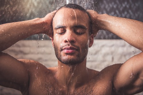 гарячий душ для зменшення болю у шиї