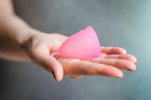 Все, що потрібно знати про менструальну чашку