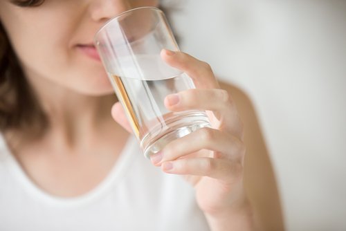 пийте багато води, це допоможе очистити нирки