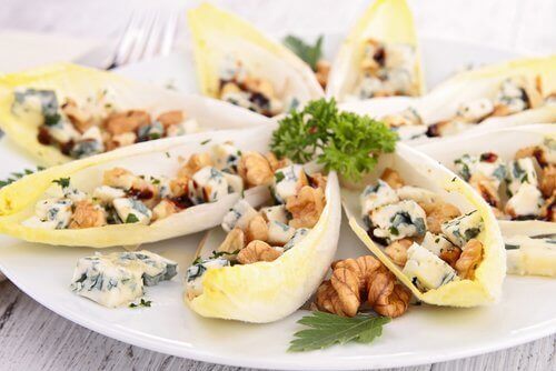 салати з рокфором та горіхами