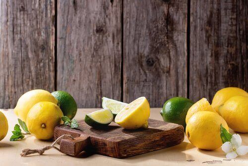 лимони усунуть запах з кухонних дошок