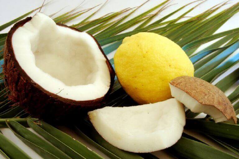 кокосова олія та лимонний сік