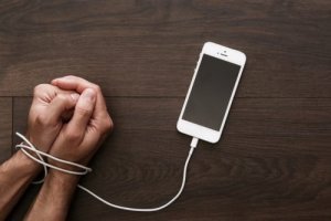 Номофобія: як розпізнати залежність від мобільного телефону