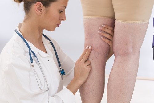 лікарка перевіряє здоров'я ніг