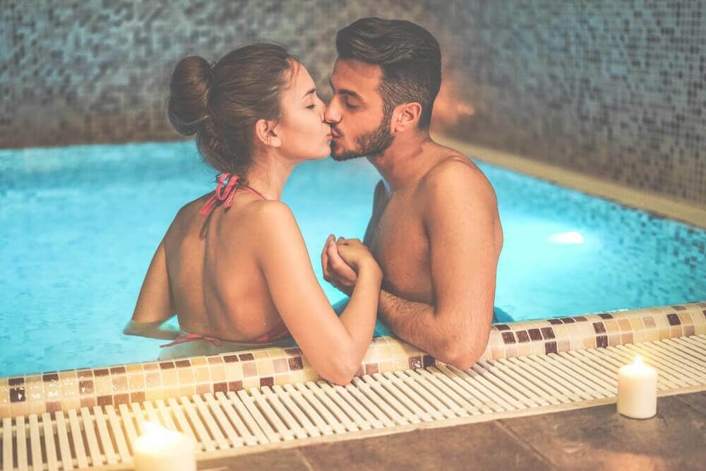 пара цілується в басейні