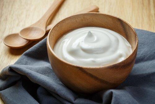 білий йогурт прибирає наліт з язика