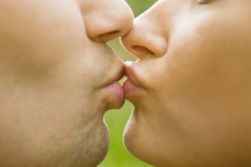 мононуклеоз передається через поцілунки