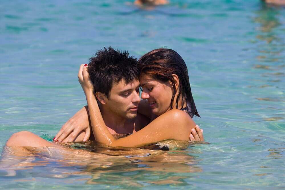 пара обіймається у воді